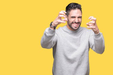 Üzerinde sweatshirt giyen genç yakışıklı adam arka plan boğazlamak istiyor eller öfke ile sinirli bağıran kızgın bağırıyor izole