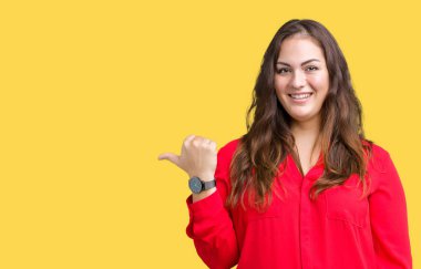 Artı boyutu genç iş kadını arıyor ve başparmak yanında yukarıyı mutlu yüz ile gülümseyen izole arka plan üzerinde güzel.