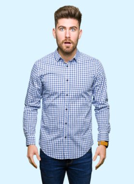 Genç yakışıklı bussines adam korkuyor ve sürpriz ifade, korku ve heyecan yüz ile şok.