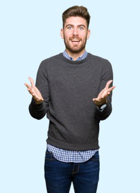 Genç yakışıklı zarif adam deli ve silah ile başarı için hayran kutluyor kaldırdı ve açık gözleri çığlık heyecanlı. Kazanan kavramı