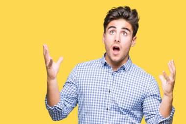 Genç yakışıklı iş adamı izole arka plan çılgın ve kızgın bağırarak ve agresif ifade ve silah kaldırdı bağırıyor. Hayal kırıklığı kavramı.