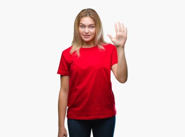 Gösterilen ve parmakları ile işaret izole arka plan üzerinde beyaz kadın kendinden emin ve mutlu gülümseyerek süre beş numara.