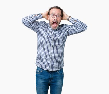 Üzerinde gözlük takan yakışıklı orta yaş zarif komuta sizde arka plan deli izole ve baş, korkuyor ve açık ağzı ile şok sürpriz elleriyle korkuttu