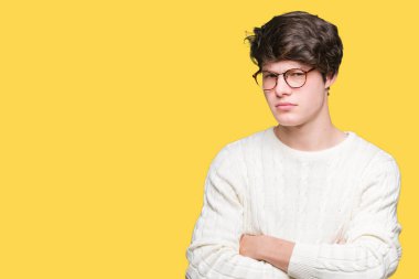 İzole arka plan şüpheci ve sinir, onaylamayan ifade yüz çapraz kolları üzerinde gözlük takan yakışıklı delikanlı. Negatif kişi.