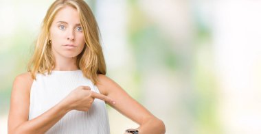 Acele işaretleme izlemek için zaman, sabırsızlık, üzgün ve kızgın son tarih gecikme için izole arka plan güzel genç zarif kadın