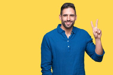 Yakışıklı delikanlı gösterilen ve parmakları ile işaret izole arka plan üzerinde ikincisi ise kendinden emin ve mutlu gülümseyerek.