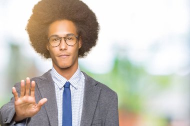 Genç Afro-Amerikalı iş adamı afro saçlı gözlüklü stop yapıyor elin avuç ile şarkı. Negatif ve ciddi bir jest yüz ifadesiyle uyarı.