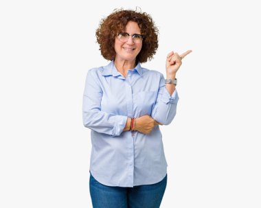 Kameraya bakarak yan el ve parmak ile işaret yüzünde kocaman bir gülümseme ile izole arka plan üzerinde gözlük güzel orta ager üst düzey businees kadın.