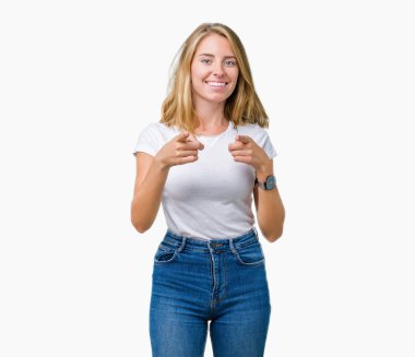 Fotoğraf makinesi ile mutlu ve komik yüz için parmakları işaret izole arka plan üzerinde rahat beyaz t-shirt giyen güzel ve genç birbayan. İyi enerji ve vibes.