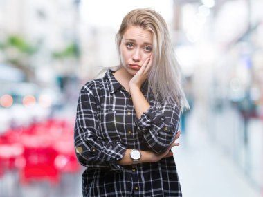 İzole arka plan düşünme seyir üzerinde sarışın genç kadın yorgun ve sıkılmış çapraz silah depresyon sorunları ile.