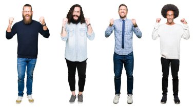 Kolaj bir grup genç adam beyaz izole silah ile başarı için heyecan arka plan üzerinde zafer kutluyor gülümseyen kaldırdı. Kazanan kavramı.