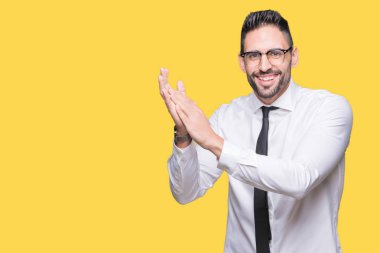 Genç yakışıklı iş adam gözlük izole üzerinde arka plan Clapping ve mutlu ve neşeli, gururlu gülümseyen birlikte eller alkış
