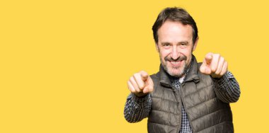 Sen ve kamera için orta yaş yakışıklı adam giyen kış yelek işaretleme olumlu ve neşeli gülümseyen parmakları ile