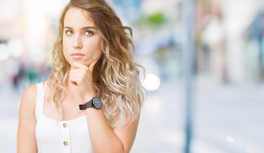 İzole arka plan çılgın ve kızgın bağırarak ve agresif ifade ve silah kaldırdı bağırmaya genç güzel sarışın bir kadın. Hayal kırıklığı kavramı.