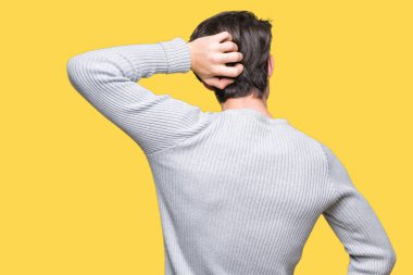 İzole arka plan geriye düşünme hakkında şüphe ile baş taraftan üzerinde kış kazak giyen genç yakışıklı adam