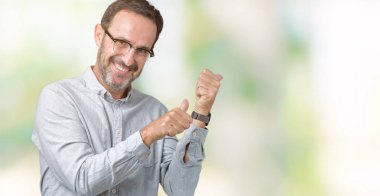 Üzerinde gözlük takan yakışıklı orta yaş zarif komuta sizde izole arka plan emin gülümseyen arkasından el ve kadar başparmak ile işaret