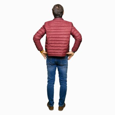 Gözlük ve geriye doğru uzakta silah ile vücut üzerinde seyir ayakta kış ceket giyen orta yaş yakışıklı adam