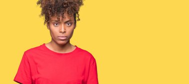 Güzel genç Afro-Amerikan kadın izole arka plan şüpheci ve sinir, papatyanın üzgün sorun nedeniyle yüzünden. Negatif kişi.