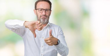 Yukarı ve aşağı izole arka plan yapmaya başparmak üzerinde gözlük yakışıklı orta yaş zarif üst düzey iş adamı, anlaşmazlık ve anlaşma ifade. Deli çatışma