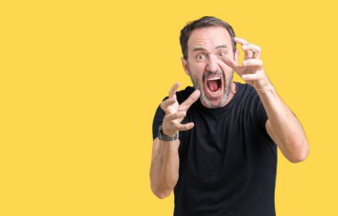 Yakışıklı orta yaş ağarmış üst düzey adam öfkeyle, sinirli bağırarak izole arka plan üzerinde eller boğazlamak istiyor deli bağırıyor