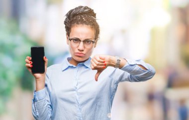 Kızgın yüz, eksi işareti aşağı antipati başparmak ile gösterilen, ret kavramı ile izole arka plan üzerinde saç Afro-Amerikan iş kız gösteren ekran smartphone genç örgülü