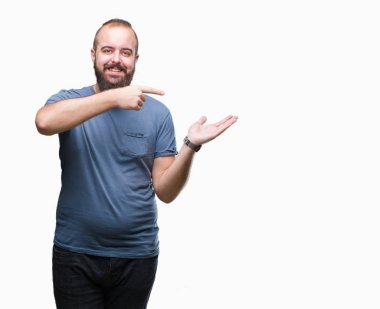 Genç beyaz hipster adam üzerinden hayran ve el ile sunulması ve parmak ile işaret ederken kameraya gülümseyen izole arka plan.