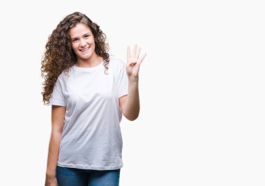 Gösterilen ve parmakları ile işaret izole arka plan üzerinde rahat t-shirt giyen güzel esmer kıvırcık saçlı Genç kız kendinden emin ve mutlu gülümseyerek süre dört numara.