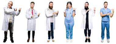 Kolaj grup izole beyaz üzerine doktorlar ve cerrahlar insan kendinden emin gülümseyen işaretleme arkasından el ve başparmak yukarıya, için arka plan