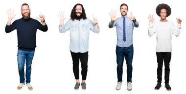 Kolaj bir grup genç adam gösterilen ve parmakları ile işaret beyaz izole arka plan üzerinde kendinden emin ve mutlu gülümseyerek süre 6 numara.