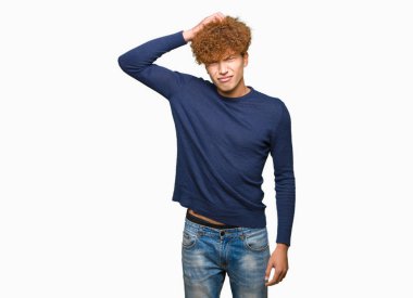 Afro saçlı yakışıklı delikanlı yanıltır ve soru hakkında merak ediyorum. Şüphe, kafasına el ile düşünme ile belirsiz. Dalgın kavramı.