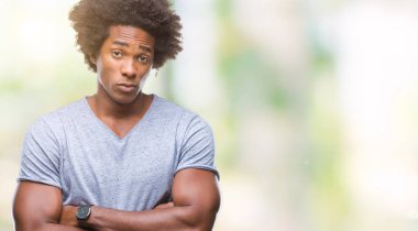 İzole arka plan şüpheci ve sinir, onaylamayan ifade yüz çapraz kolları üzerinde Afro Amerikan adam. Negatif kişi.
