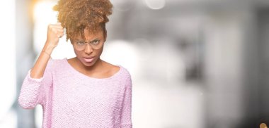 Güzel genç Afro-Amerikan kadın üzerinde gözlük takan arka plan kızgın izole ve kızgın yetiştirme hayal kırıklığı ve öfke ile bağırarak süre öfkeli yumruk. Öfke ve agresif kavramı.