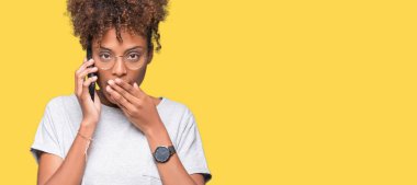 Genç Afro-Amerikan kadın Smartphone'da izole arka kapak ağız el ile üzerinden hata, korku, ifade için utanç ile şok söz sessizlik içinde gizli kavramı korkuttu