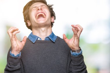 Genç yakışıklı zarif adam kızgın ve silah ile başarı için deli kutluyor izole arka plan üzerinde kaldırdı ve heyecanlı çığlık gözler kapalı. Kazanan kavramı