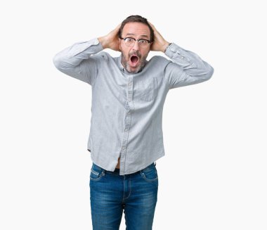 Üzerinde gözlük takan yakışıklı orta yaş zarif komuta sizde arka plan deli izole ve baş, korkuyor ve açık ağzı ile şok sürpriz elleriyle korkuttu