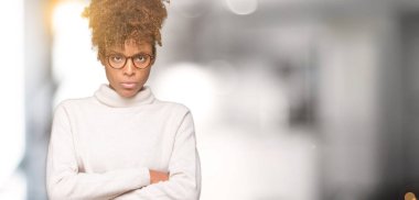 İzole arka plan şüpheci ve çapraz kolları olan yüzündeki gergin, onaylamayan ifade gözlüklü güzel genç Afro-Amerikan kadın. Negatif kişi.