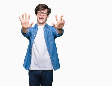Gösterilen arka plan üzerinde gözlük takan genç yakışıklı adam izole ve parmakları ile işaret kendinden emin ve mutlu gülümseyerek süre 8 numaralı.
