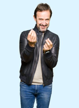 Maaş ödeme için milyoner iş soran siyah deri ceket yapmak para hareketi el ile giyen orta yaş yakışıklı adam