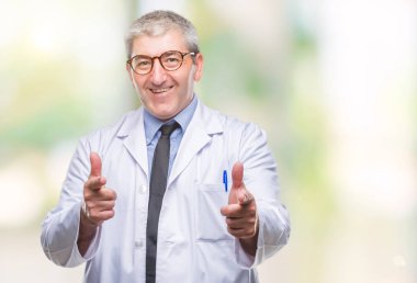 Yakışıklı kıdemli Doktor, fotoğraf makinesi ile mutlu ve komik yüz için parmakları işaret arka plan üzerinde beyaz önlük giyen bilim adamı profesyonel adam izole. İyi enerji ve vibes.