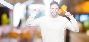 Hem el parmak, harika bir fikir ya da düşünce, iyi bellek ile baş gösteren gülümseyen genç yakışıklı adam gözlük izole üzerinde arka plan