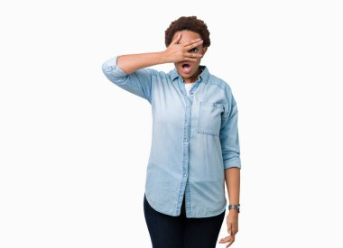 Yüz ve gözler el ile kapsayan şok bakmak izole arka plan üzerinde genç güzel Afrikalı-Amerikalı kadın mahcup ifadeyle parmaklarımın arasından arıyorsunuz.