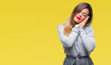 Genç güzel işçi iş kadını uyku yorgun hayal ve ile gülümseyen gözleri kapalı iken ellerle birlikte poz izole arka plan üzerinde.