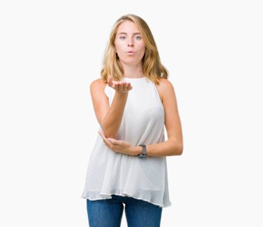 Güzel genç zarif kadın izole arka plan bir öpücük el ile güzel ve seksi olmak hava üfleme kamera bakıyor. Aşk ifade.