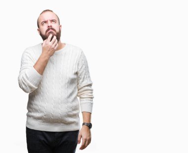 Genç beyaz hipster adam giyen kış kazak izole arka plan üzerinde yanıltır ve soru hakkında merak ediyorum. Şüphe, kafasına el ile düşünme ile belirsiz. Dalgın kavramı.