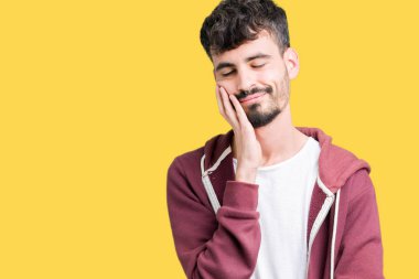 İzole arka plan düşünme seyir üzerinde genç yakışıklı adam yorgun ve sıkılmış çapraz silah depresyon sorunları ile.