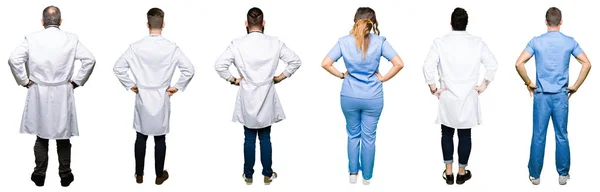 一组医生和外科医生的人在白色孤立的背景站在向后看远离身体 — 图库照片