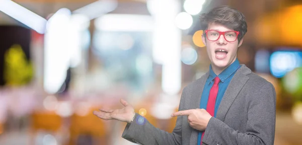 Unga Stiliga Affärsman Röda Glasögon Över Isolerade Bakgrund Förvånade Och — Stockfoto