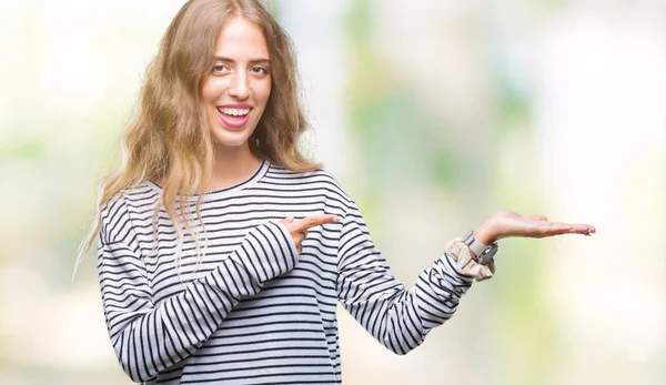 Vacker Ung Blond Kvinna Klädd Randig Tröja Över Isolerade Bakgrund — Stockfoto