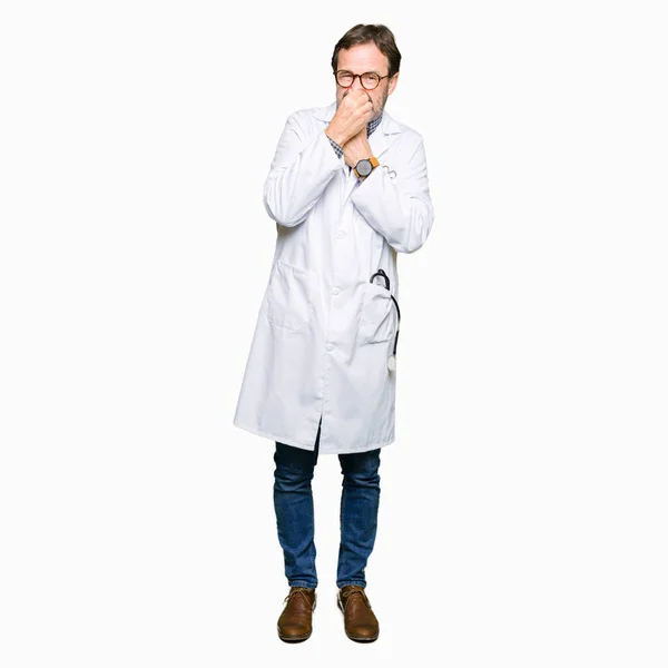 Średnim Wieku Lekarz Mężczyzn Noszenie Medycznych Płaszcz Zapachu Coś Śmierdzącego — Zdjęcie stockowe