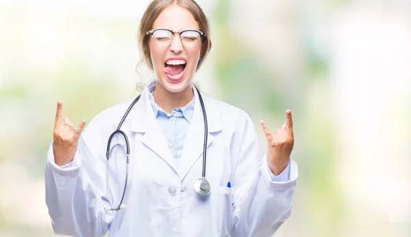 Hermosa Joven Doctora Rubia Vistiendo Uniforme Médico Sobre Fondo Aislado — Foto de Stock